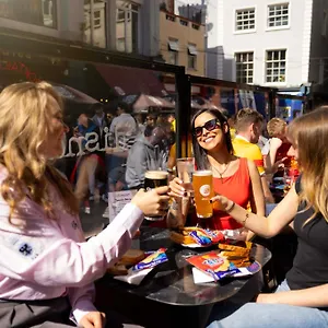 Rezz Temple Bar, Hotell